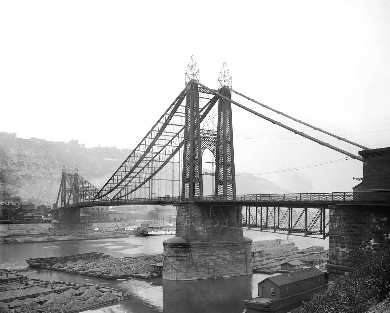 Point Bridge over the Monongahela River in Pittsburgh, 1900.