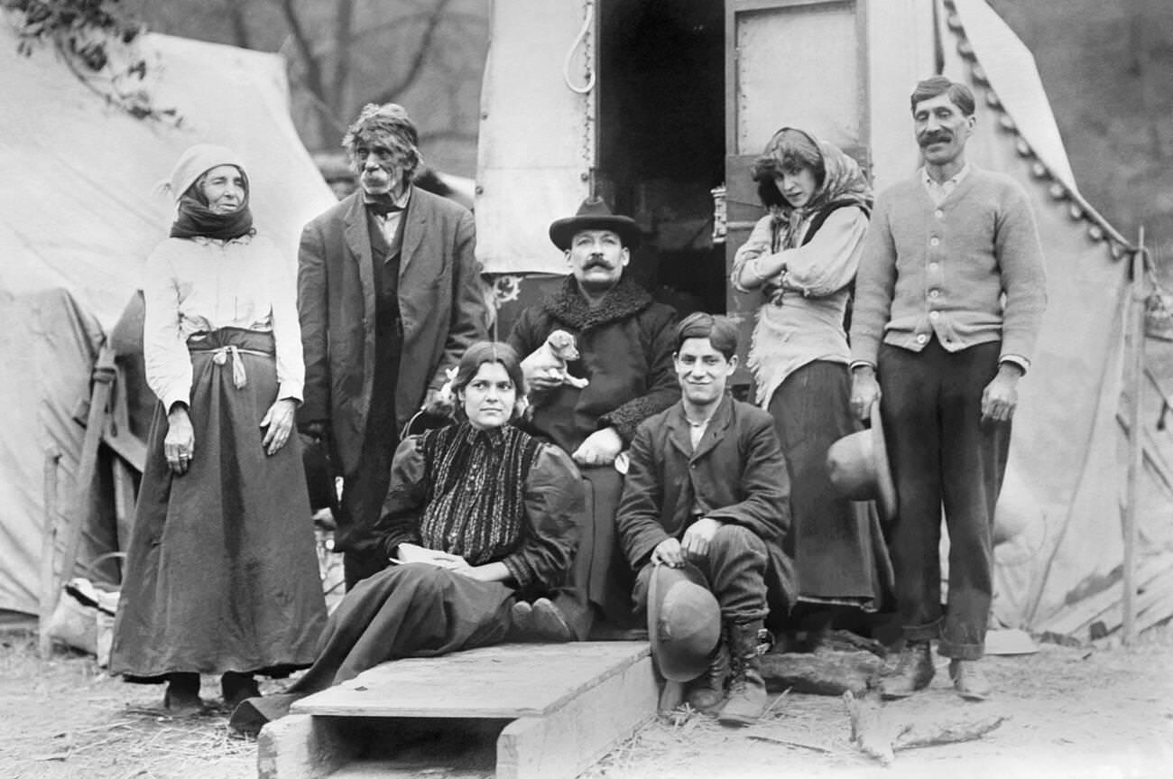 Evangelist Rodney "Gipsy" Smith with gypsies in Pittsburgh, 1909.