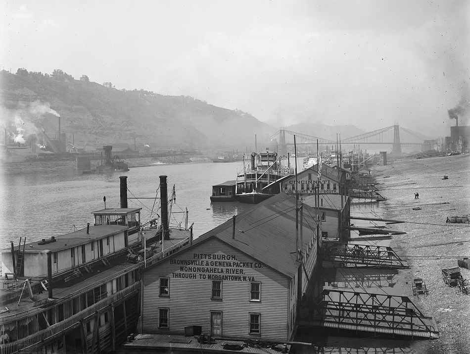 The Monongahela wharves in Pittsburgh, 1900s.