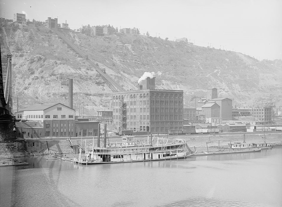 Duquesne Incline in Pittsburgh, 1900s.