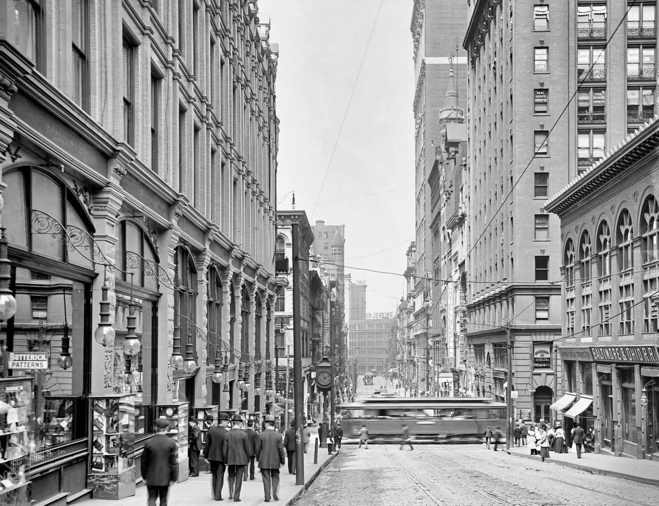 Fifth Avenue in Pittsburgh, looking north, 1900.
