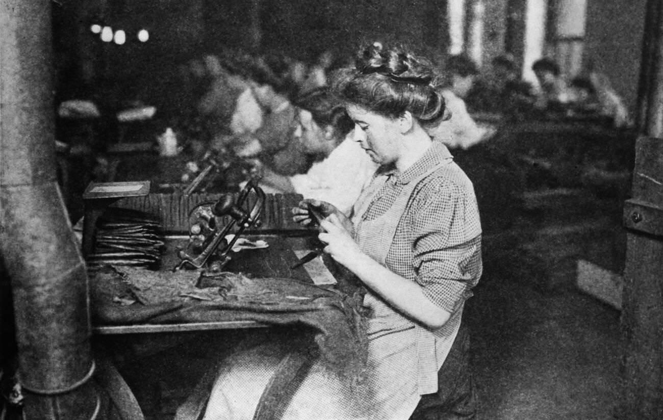 Female factory workers in Pittsburgh, 1909.