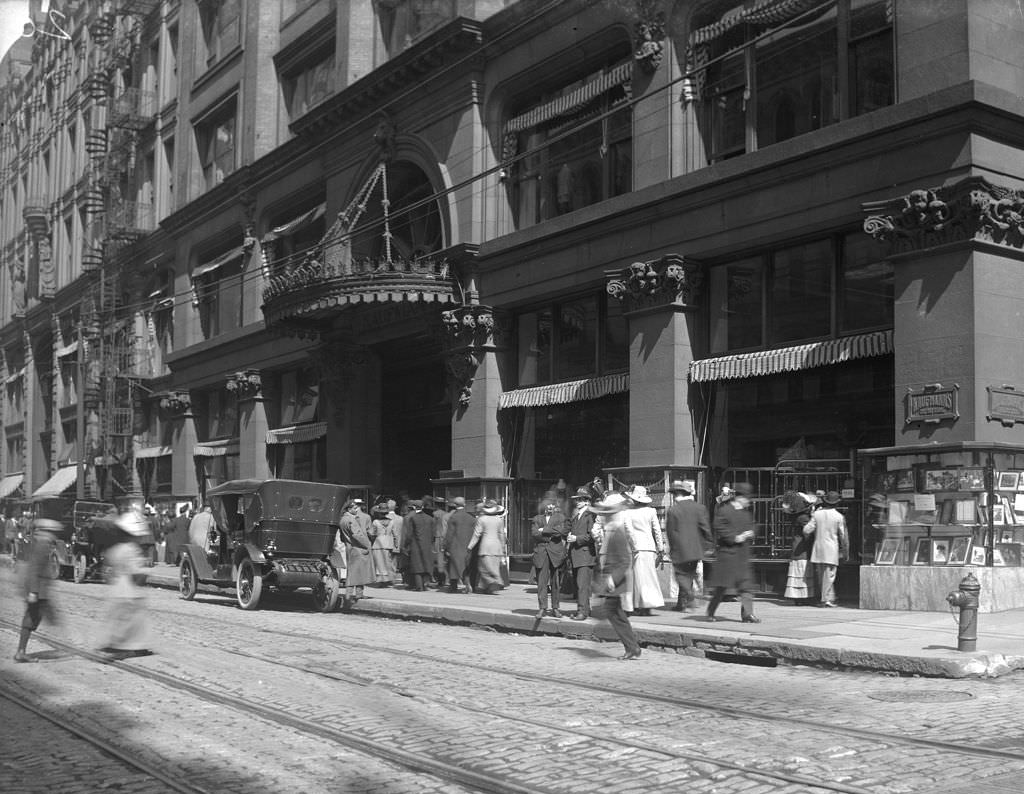 Kaufmann's Department Store, crowd on Smithfield Street, 1912