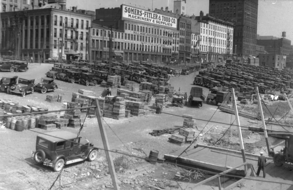 Monongahela Wharf, Shippers Packet Company Boat Unloading, 1929.