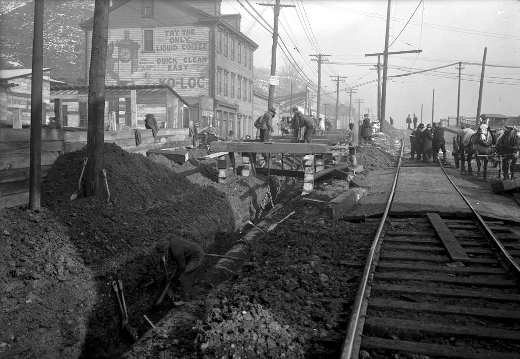 Men raising 24-inch line on East Ohio Street, 1920.
