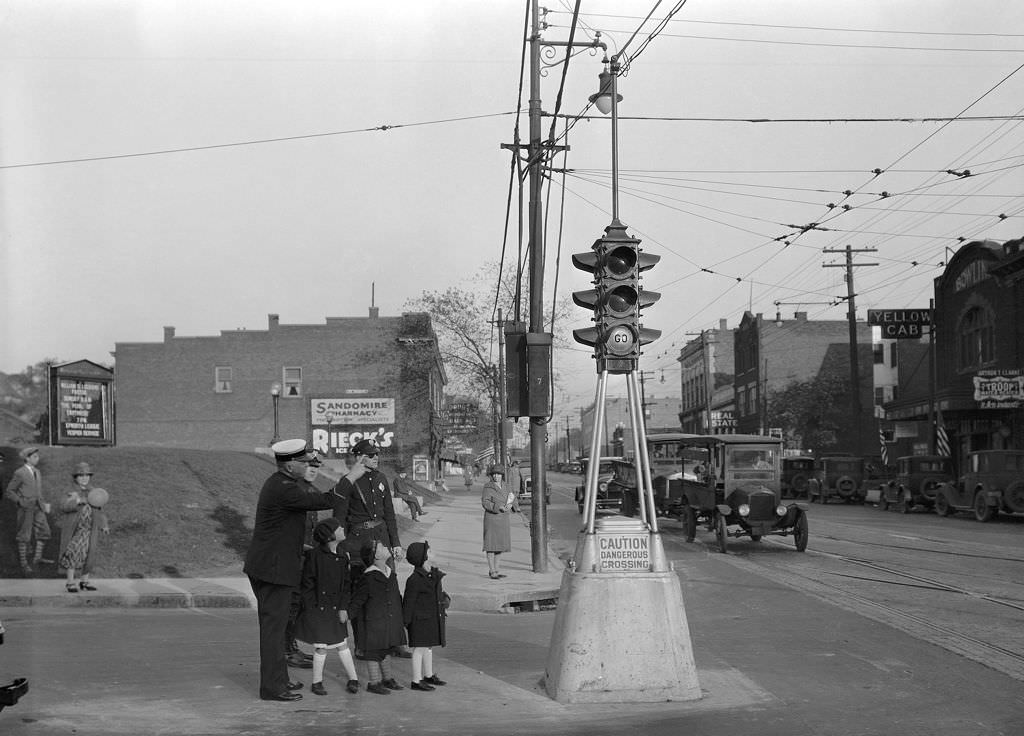 Police and children at Forbes and Murray Avenues, 1926.