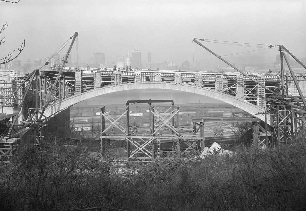 Construction on main arch of Mt. Washington Roadway Bridge, 1927.