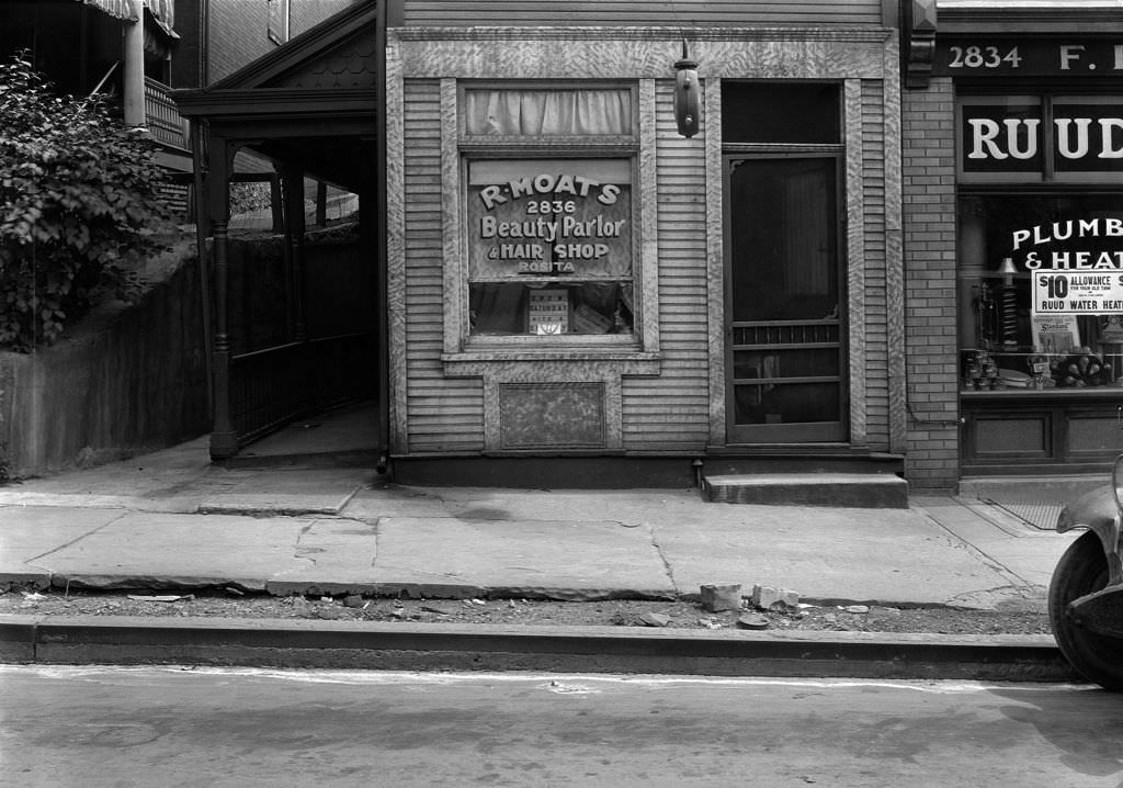 R. Moats Beauty Parlor on 2834-2836 Center Avenue, 1931