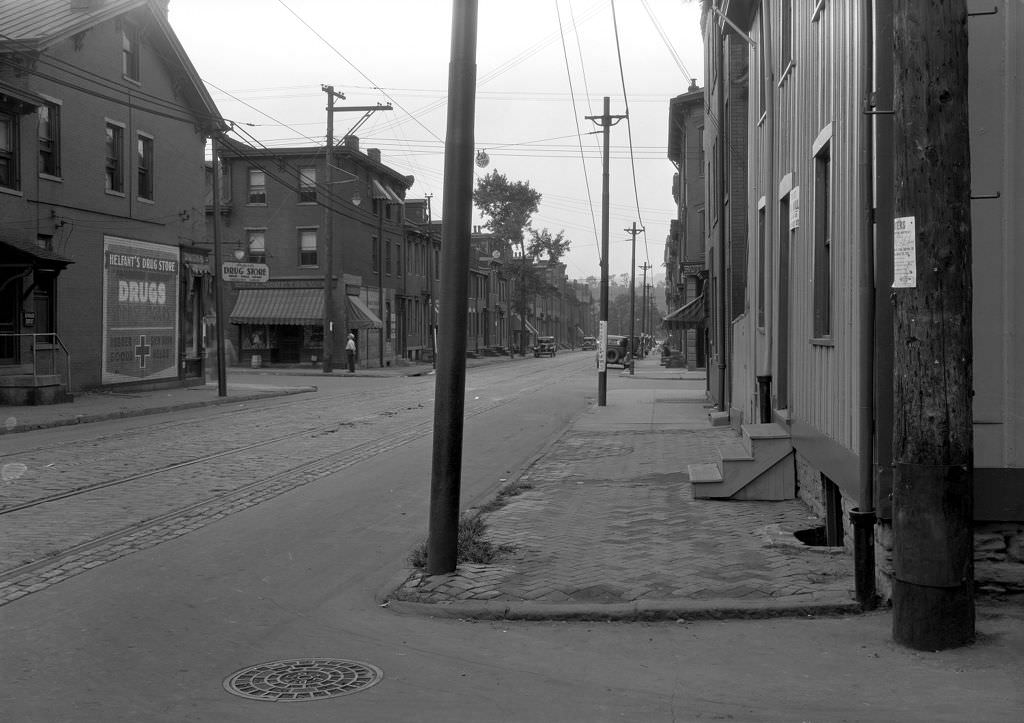 1307 Monterey Street, shows Helfant's Drug Store, 1931