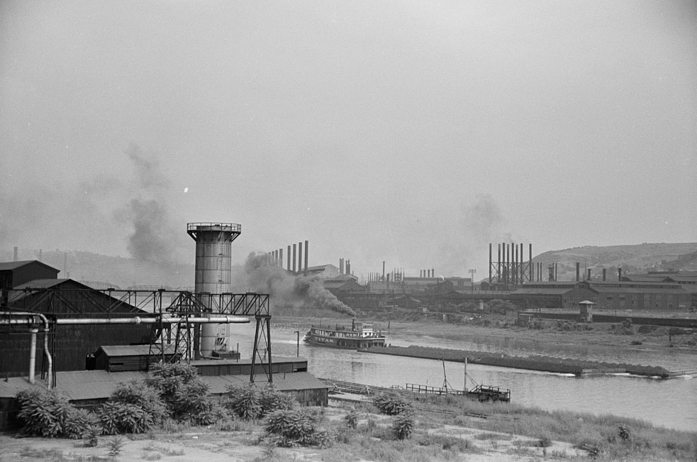 Coal barges on Monongahela River, Pittsburgh, Pennsylvania, 1938.