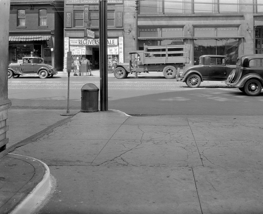 Penn Avenue traffic from the entrance of an Amoco gas station, 1933