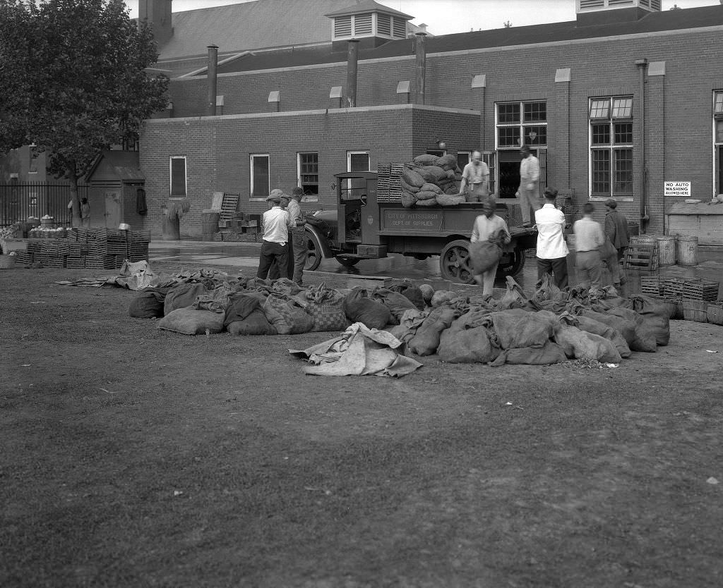 Workers unloading crops at Mayview Hospital, 1933