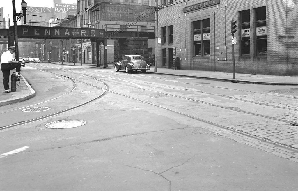 Penn Avenue view from Barbeau Street featuring Dravo Building, 1941.