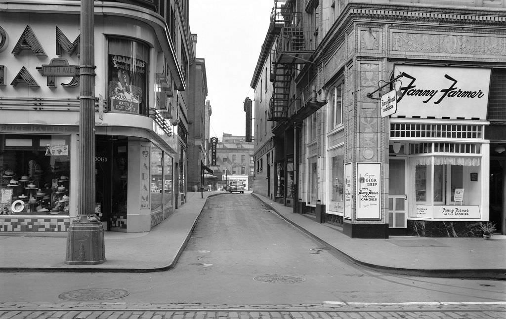 McMaster's Way, home to the Fannie Farmer store, 1941.