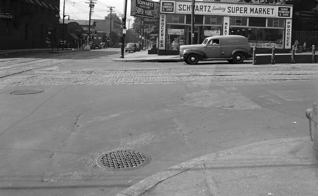 Negley and Penn Avenues near Schwartz Sanitary Super Market, 1943.