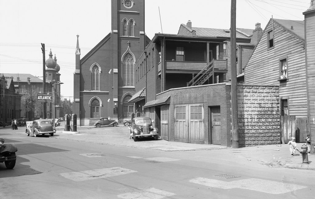Gas station at Lockhart and Madison Streets, 1941.