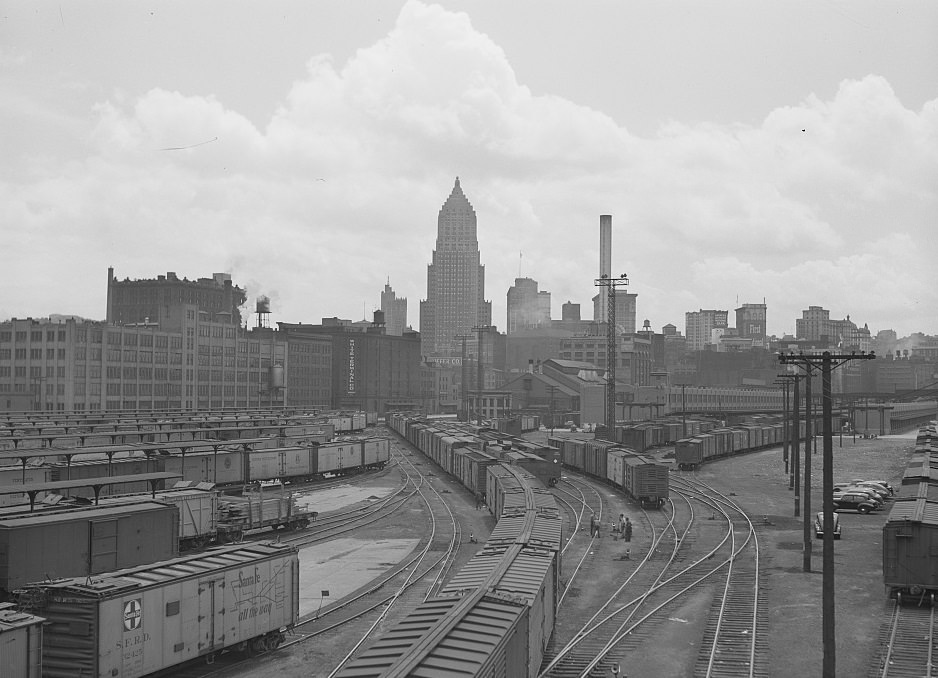 Fruits and vegetables at the terminal, 1941.