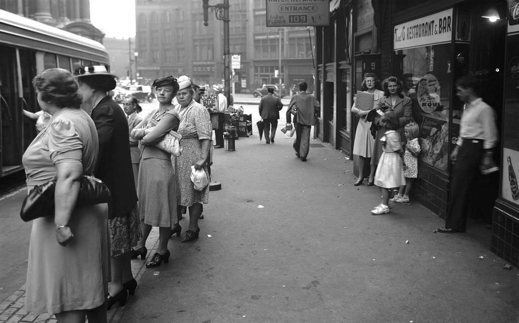 22 Crosstown Streetcar on North Avenue, 1946