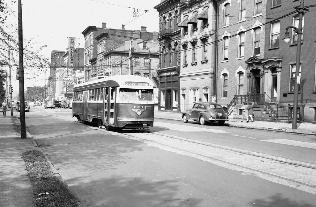 A view of North Avenue east of Federal Street looking west near Garden Theater, 1946