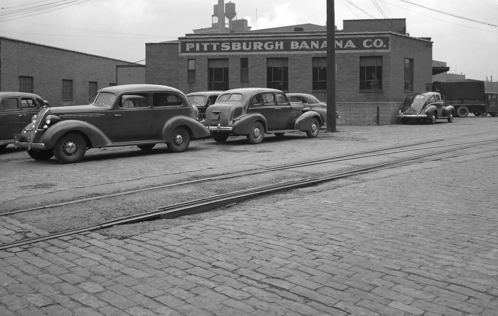 Smallman Street repair at the railroad switch 100 feet east of 21st Street, looking east, 1940