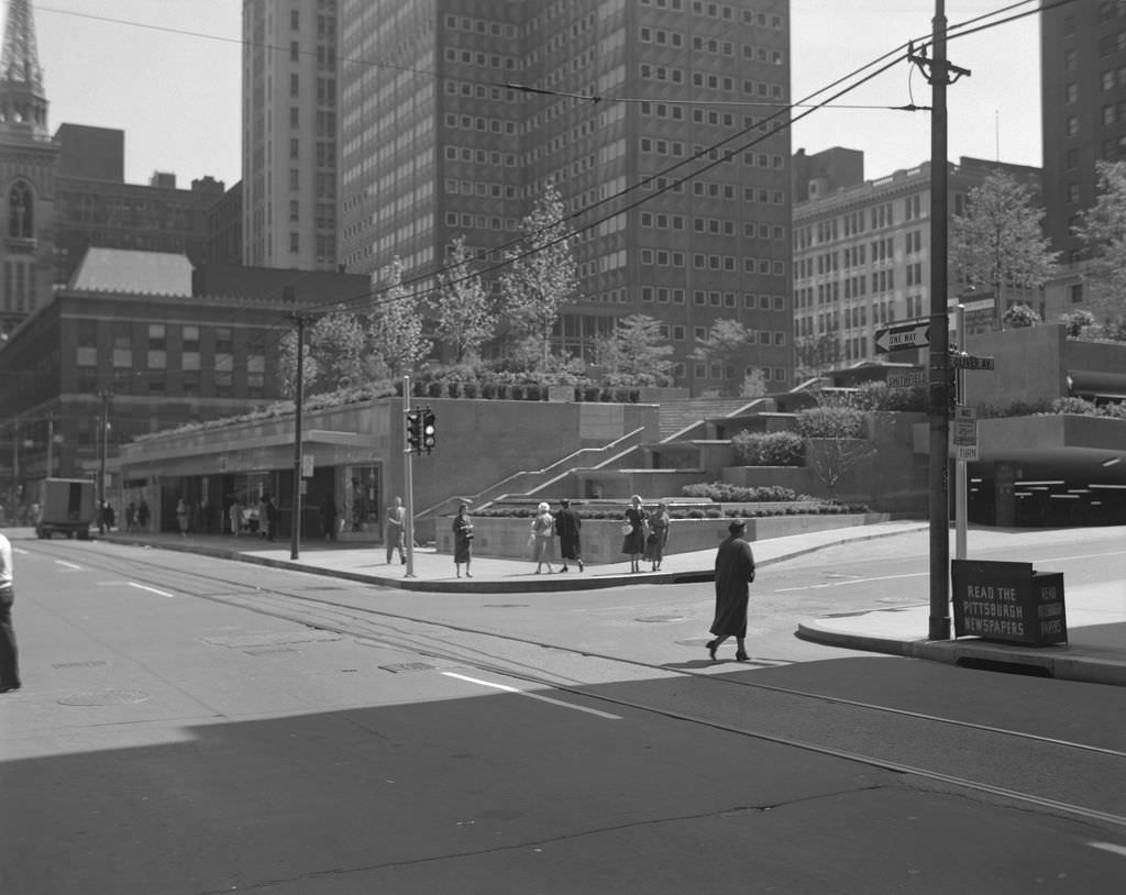 Smithfield Street and Oliver Avenue looking to Mellon Square Park and the Alcoa Building, 1955