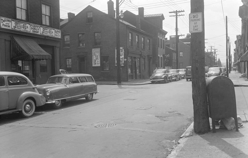 Fluffy Donut Shop at Madison and Suismon Streets, 1951.