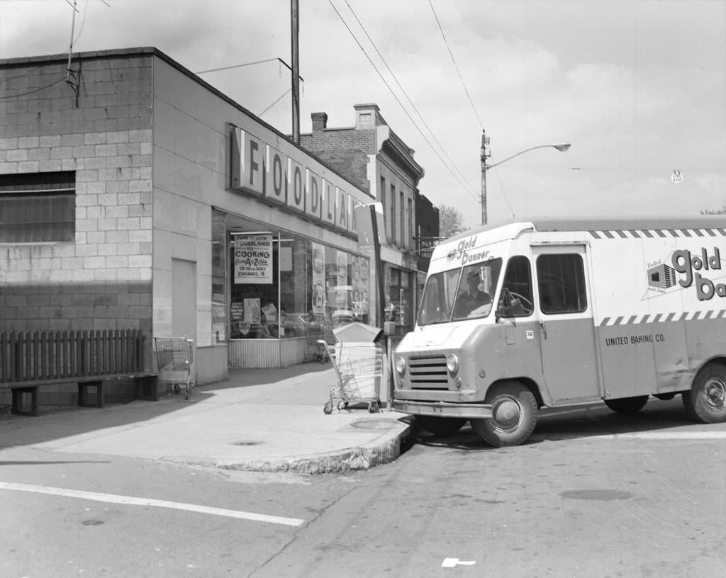 Foodland on Brookline Boulevard at Castlegate Avenue, 1967.