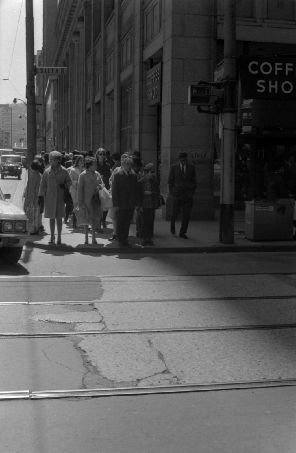 Intersection of Sixth Avenue and Smithfield Street with Oliver Building coffee shop, 1972.