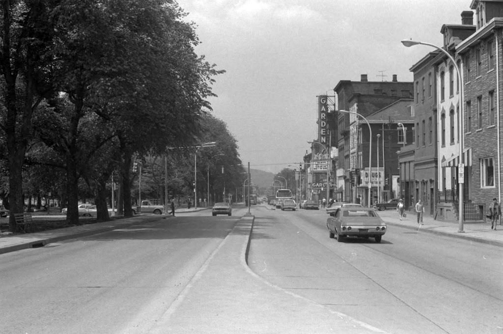 East North Ave: Cars and People, Federal and West North Ave, 1972