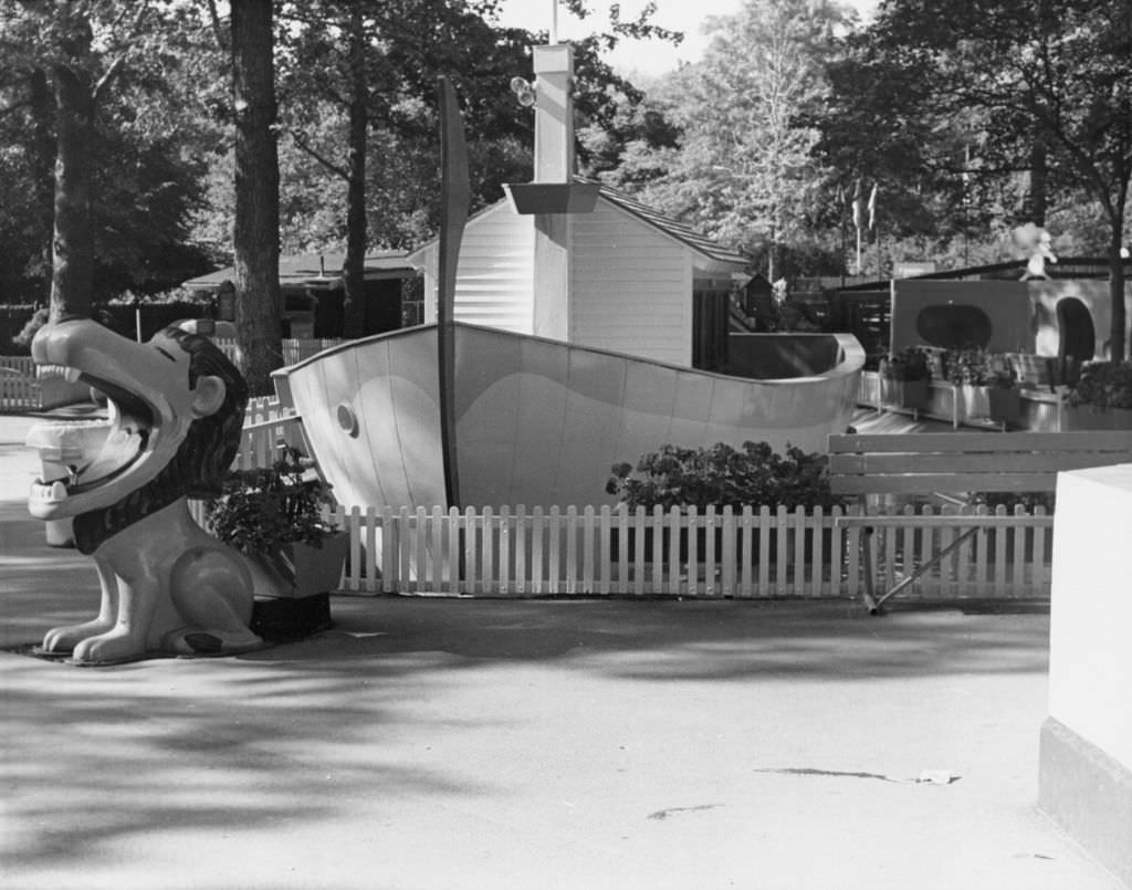 Highland Park Zoo: Children's Section Entrance, 1976