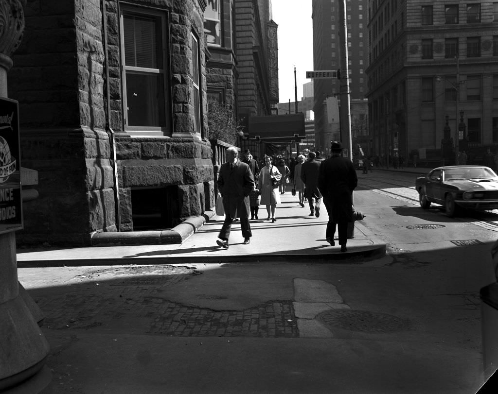 Front entrance of Duquesne Club on Smithfield Street, 1971