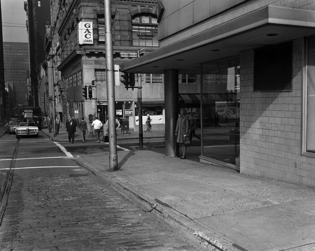 Downtown Pittsburgh: Pedestrians at Fourth Ave and Smithfield St, 1970