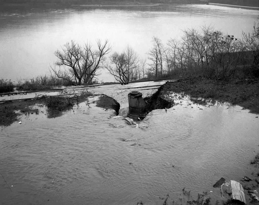 Heth's Run flooding due to water main break near Allegheny River, 1970.