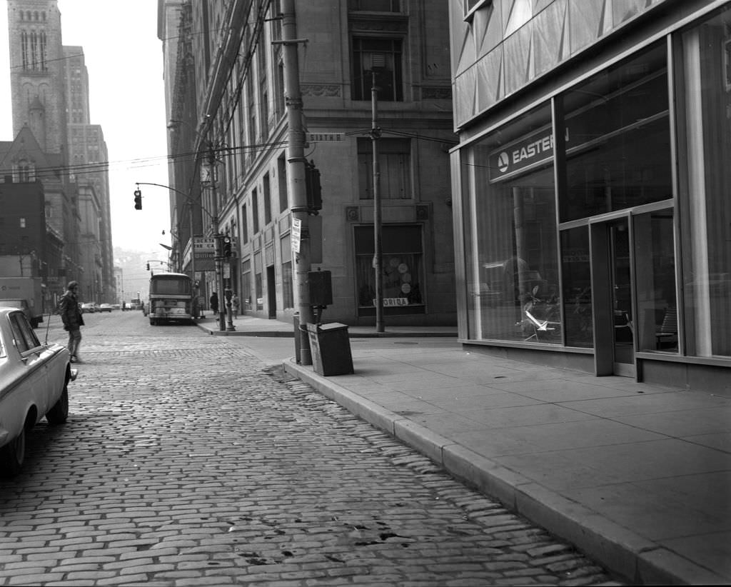 Grant Street and Sixth Avenue intersection, 1971.