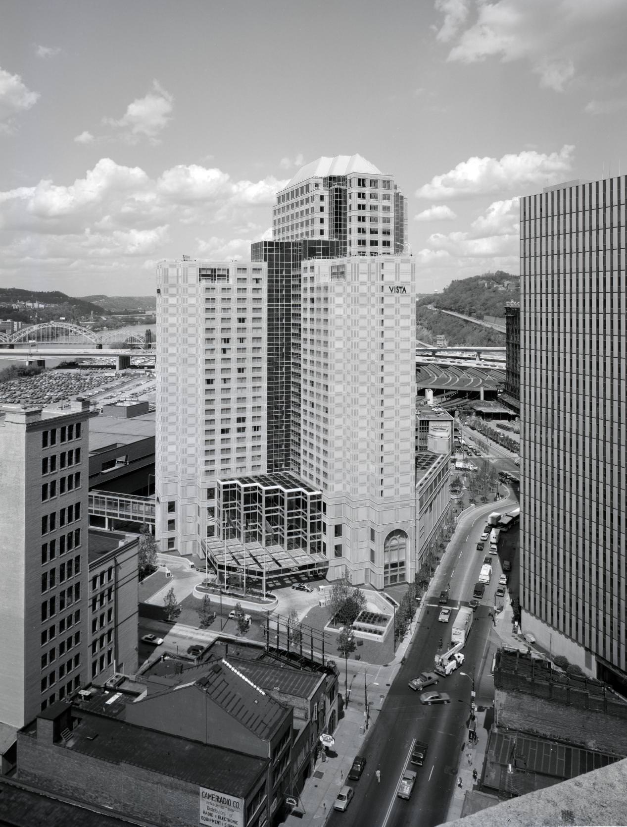 Pittsburgh skyline overview, 1980