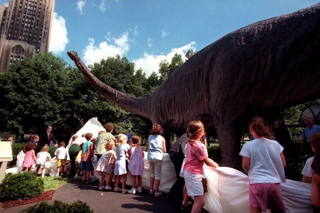 Kids unveiling the new “Dippy the Dinosaur” statue in 1999.