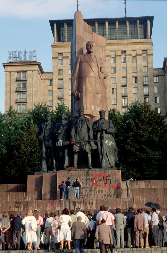 Lenin statue, Ukraine, 1991
