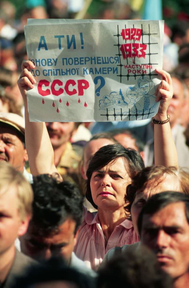 A woman holds a sign above the crowd at a Ukrainian pro-independence rally, 1991