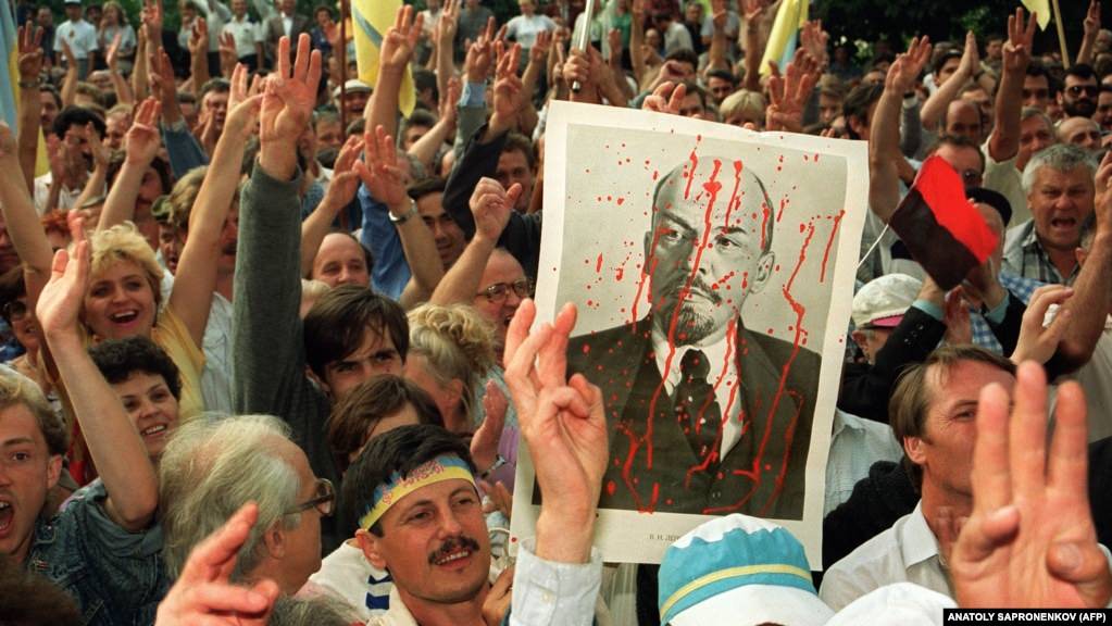 Crowds wearing Ukraine's national colors demonstrate in front of the Communist Party headquarters in Kyiv in August 1991.