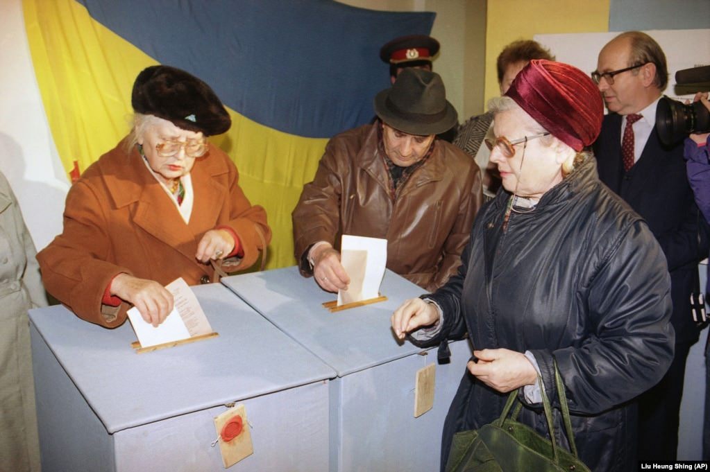 Ukrainians cast their ballots in Kyiv on December 1, 1991.