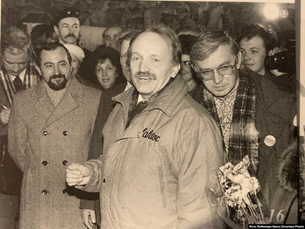 Vyacheslav Chornovil was surrounded by members of the press in Lviv as the nation voted.