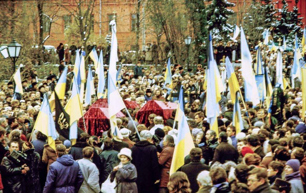 Dissidents paid an especially heavy price, such as Vasyl Stus, Yuriy Lytvyn, and Oleksa Tykhyi, who were reburied (pictured) in Kyiv on November 19, 1989, with the then-banned Ukrainian flag proudly displayed.
