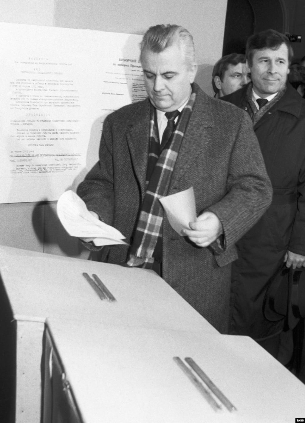 Kravchuk casts his vote in Kyiv. Kravchuk would receive 61.6 percent of the votes and become Ukraine's first president. He was followed by Chornovil with 23.3 percent.