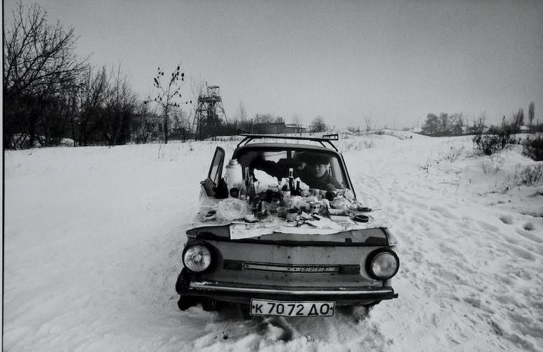 A family sits in their car to keep warm on New Year’s Day in Donetsk, 1993. The temperature outside was minus 15 degrees Celsius.