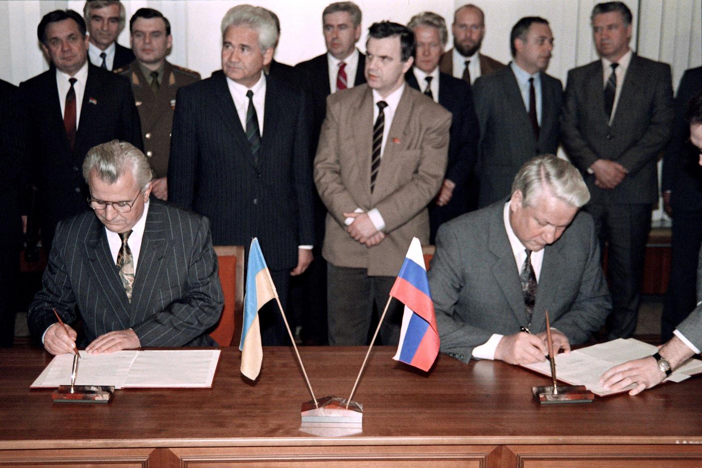 Boris Yeltsin and Leonid Kravchuk Sign Economic Agreement in Moscow, 1991