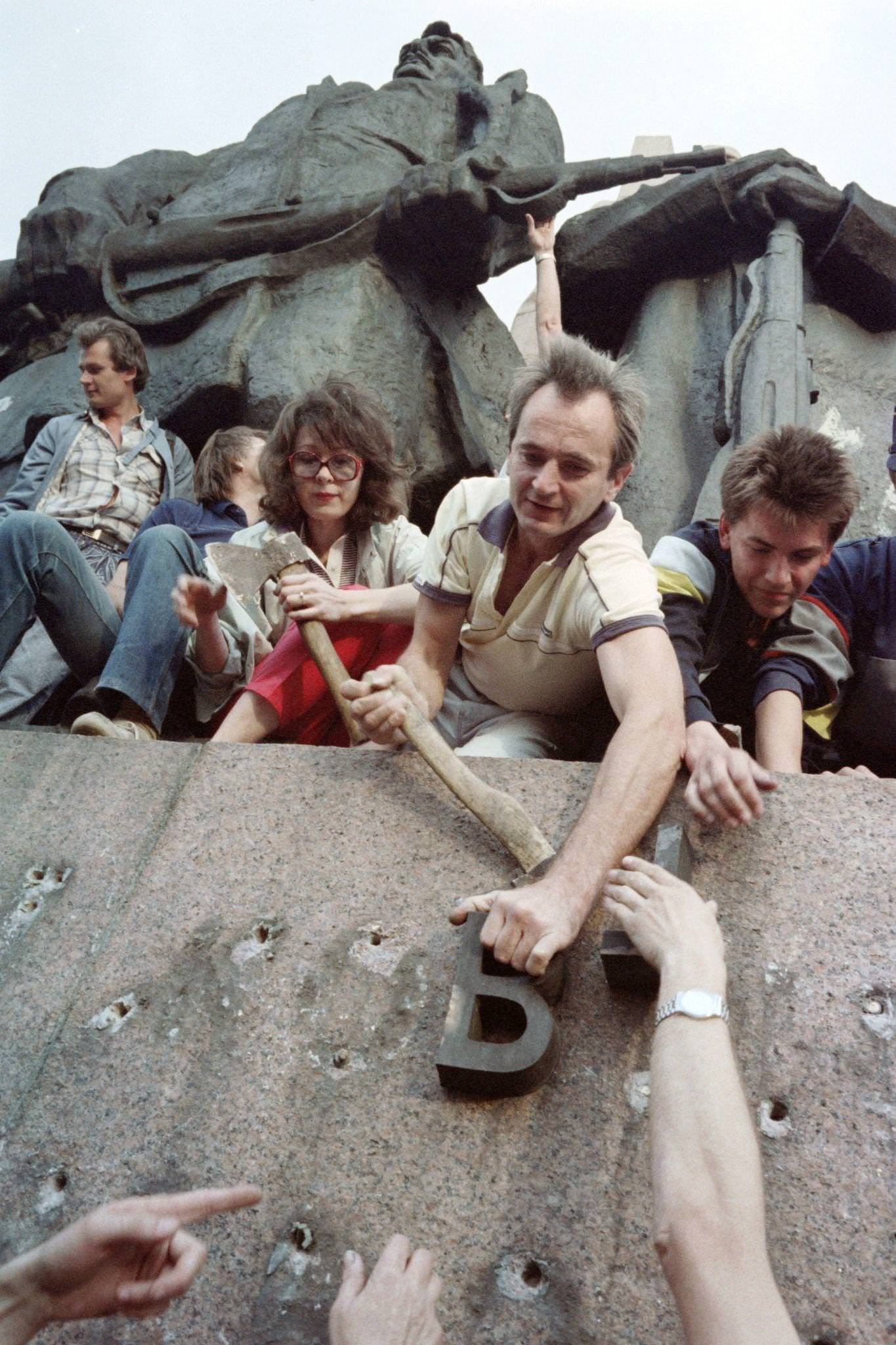 Ukrainians Remove Inscriptions from Lenin Monument in Kiev, 1991