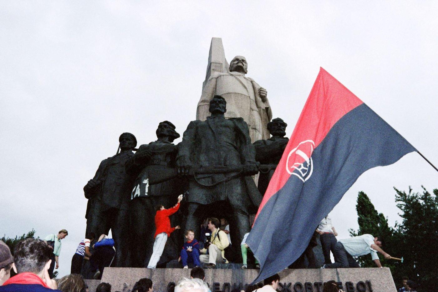 Ukrainians Surround Lenin Monument in Kiev After Independence, 1991