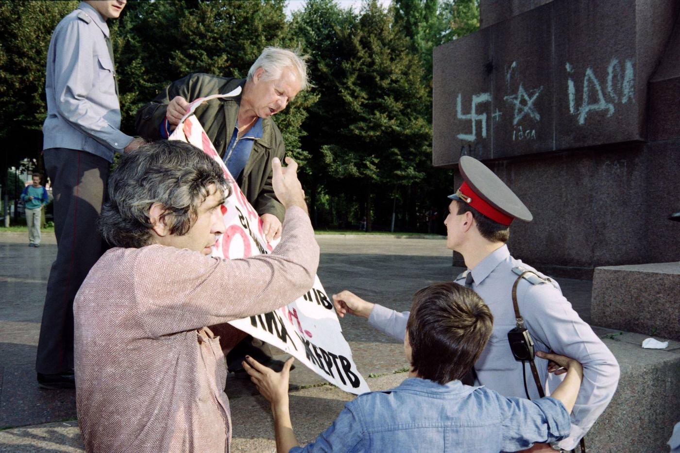 Police Break Up Demonstrator Tussle at Lenin Monument in Kiev, 1991