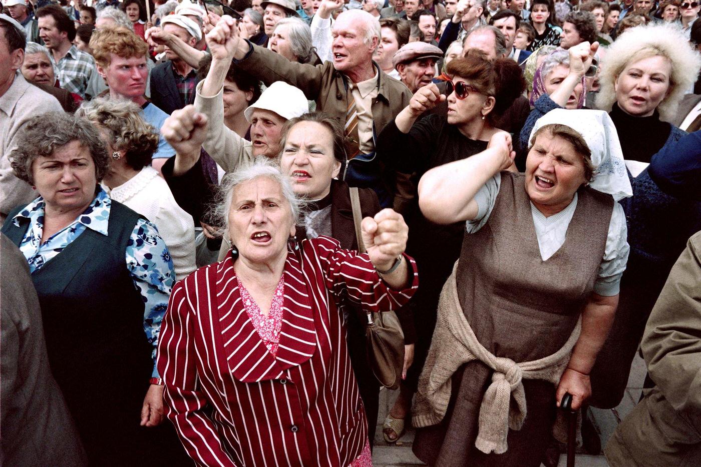 Supporters protest in Simferopol against Russia's claim that Crimea's 1954 transfer was unconstitutional, 1992.