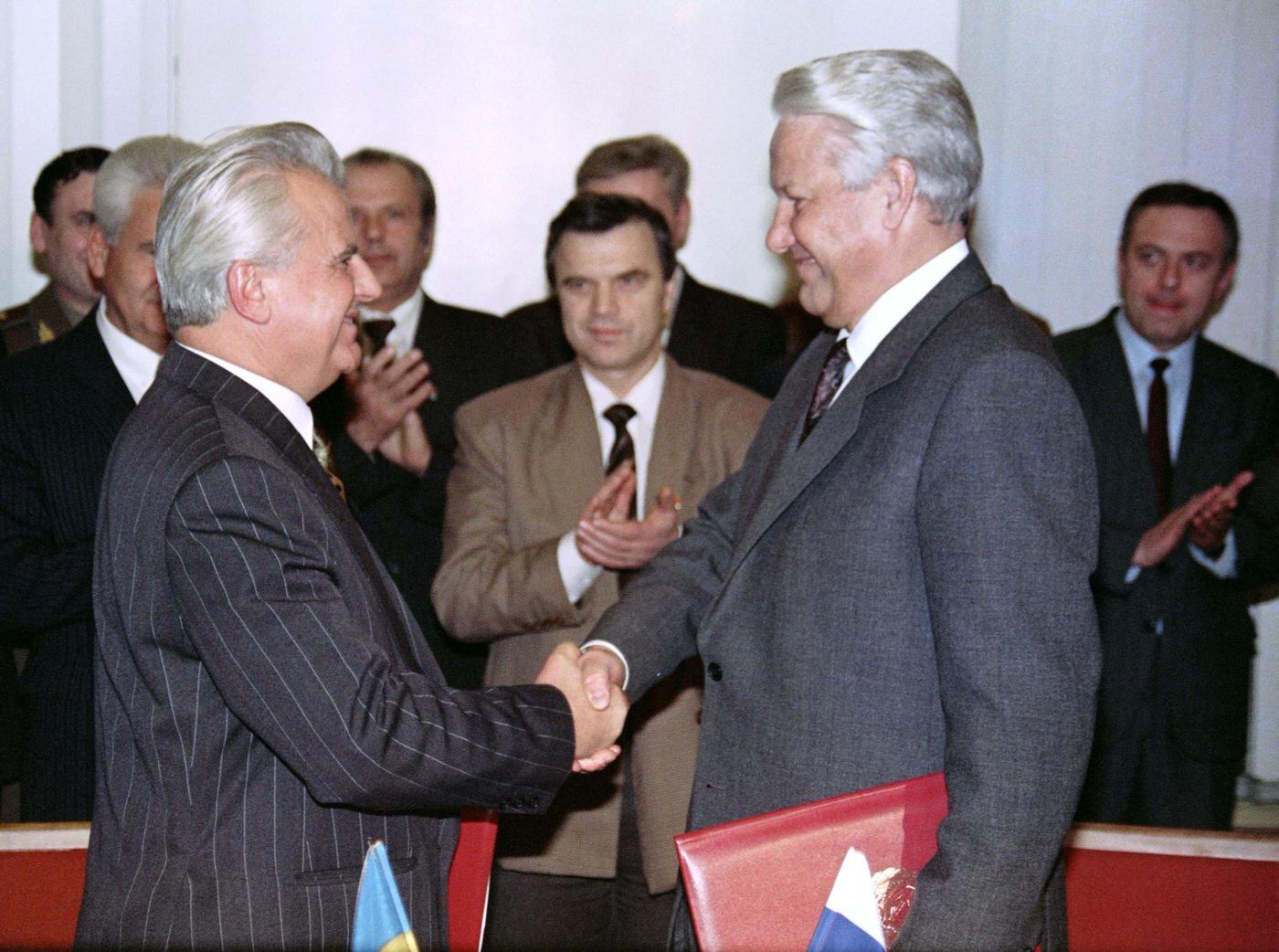 Presidents Boris Yeltsin and Leonid Kravchuk shake hands after Ukraine joins economic treaty, 1991.